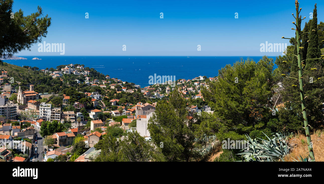 Panoramablick Sommer Blick auf Marseille Dächer und das Mittelmeer. Bompard, Bouches-du-Rhône (13), Provence-Alpes-Cote d'Azur, Frankreich, Europa Stockfoto