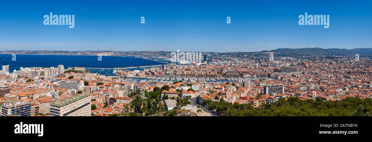 Marseille Hafen. Panoramablick Sommer Blick auf Marseille Dächer mit Vieux Port und das Mittelmeer. Bouches-du-Rhône (13) Stockfoto