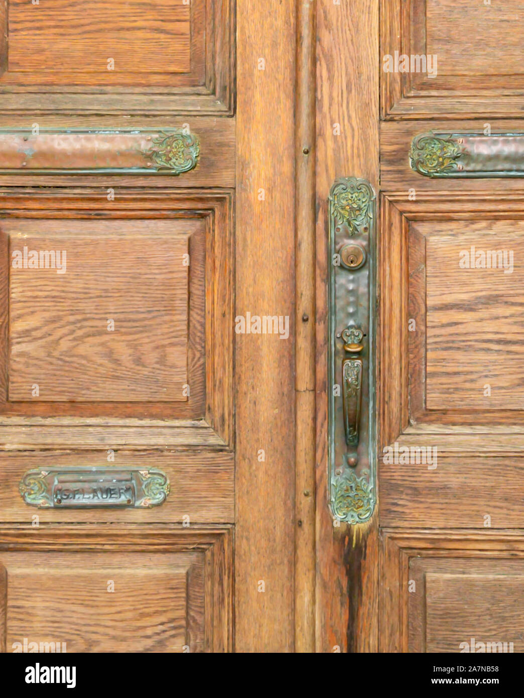 Alte aufwendige Holztüren mit Hardware Stockfoto