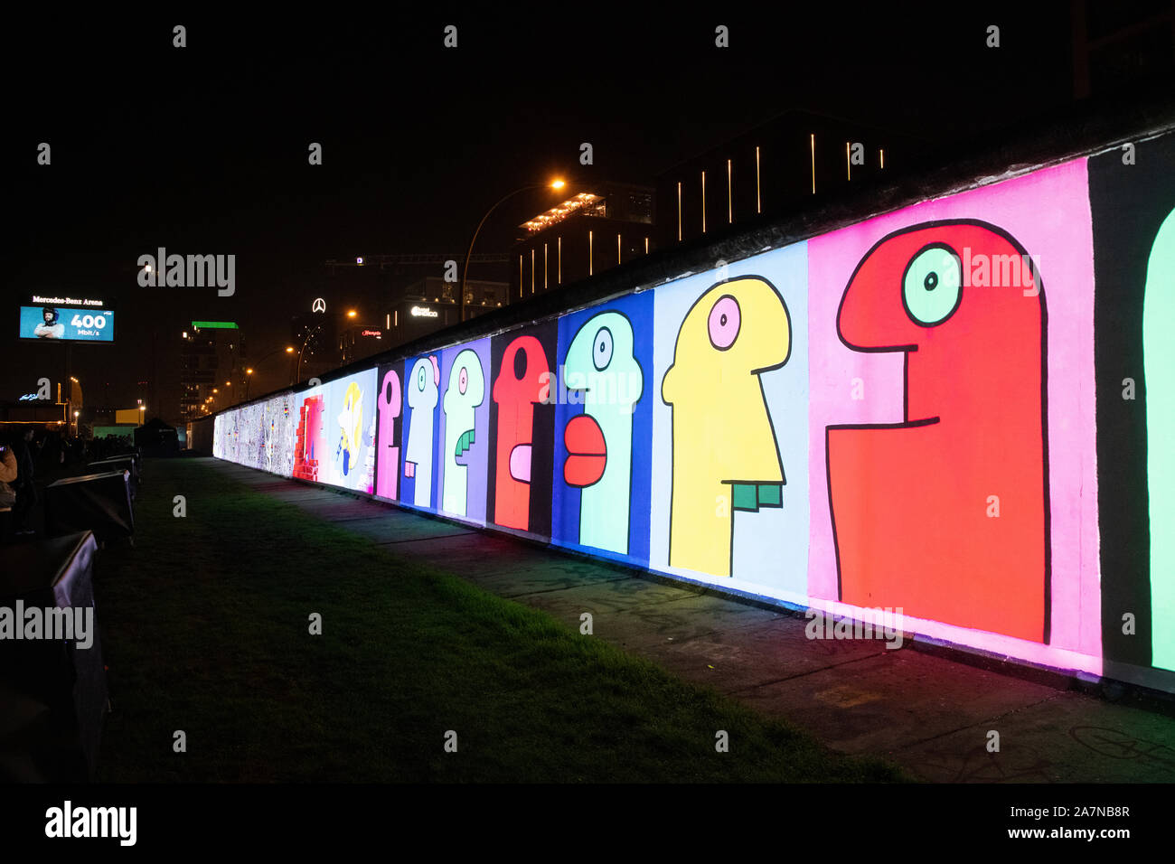 Berlin, Deutschland. 03 Nov, 2019. Probelauf der Multimedia Show anlässlich des Jahrestags des Mauerfalls können an der East Side Galery gesehen werden. Credit: Paul Zinken/dpa/Alamy leben Nachrichten Stockfoto