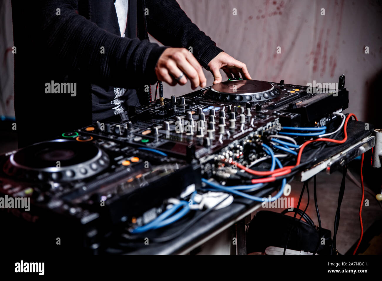 DJ spielt live und Mischen von Musik auf Drehsockel Konsole im Stadium der Night Club. Disk Jokey Hände auf einem Mischpult Station im Club Party. DJ-Mixer Stockfoto