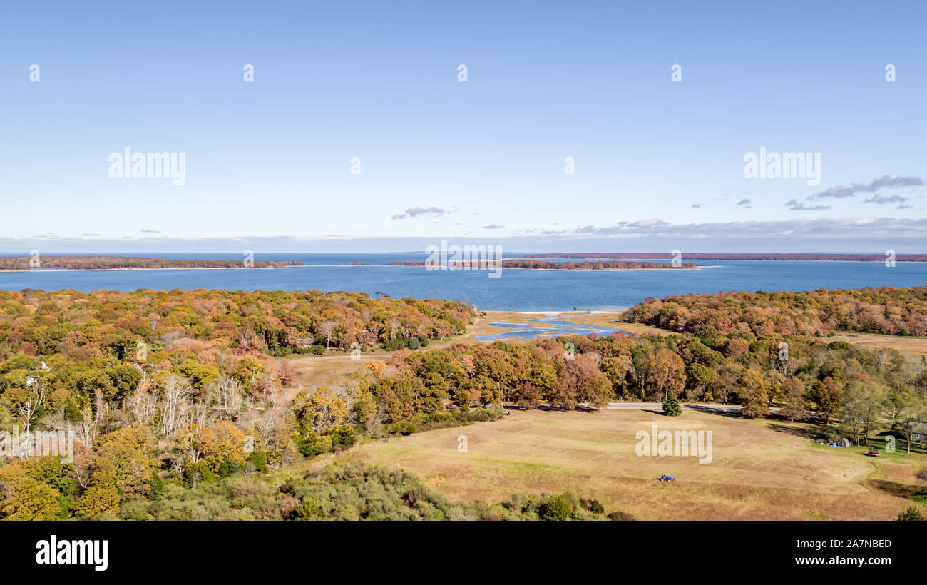 Drone Bild von North Haven, nassen Länder und ferne Shelter Island, NY Stockfoto