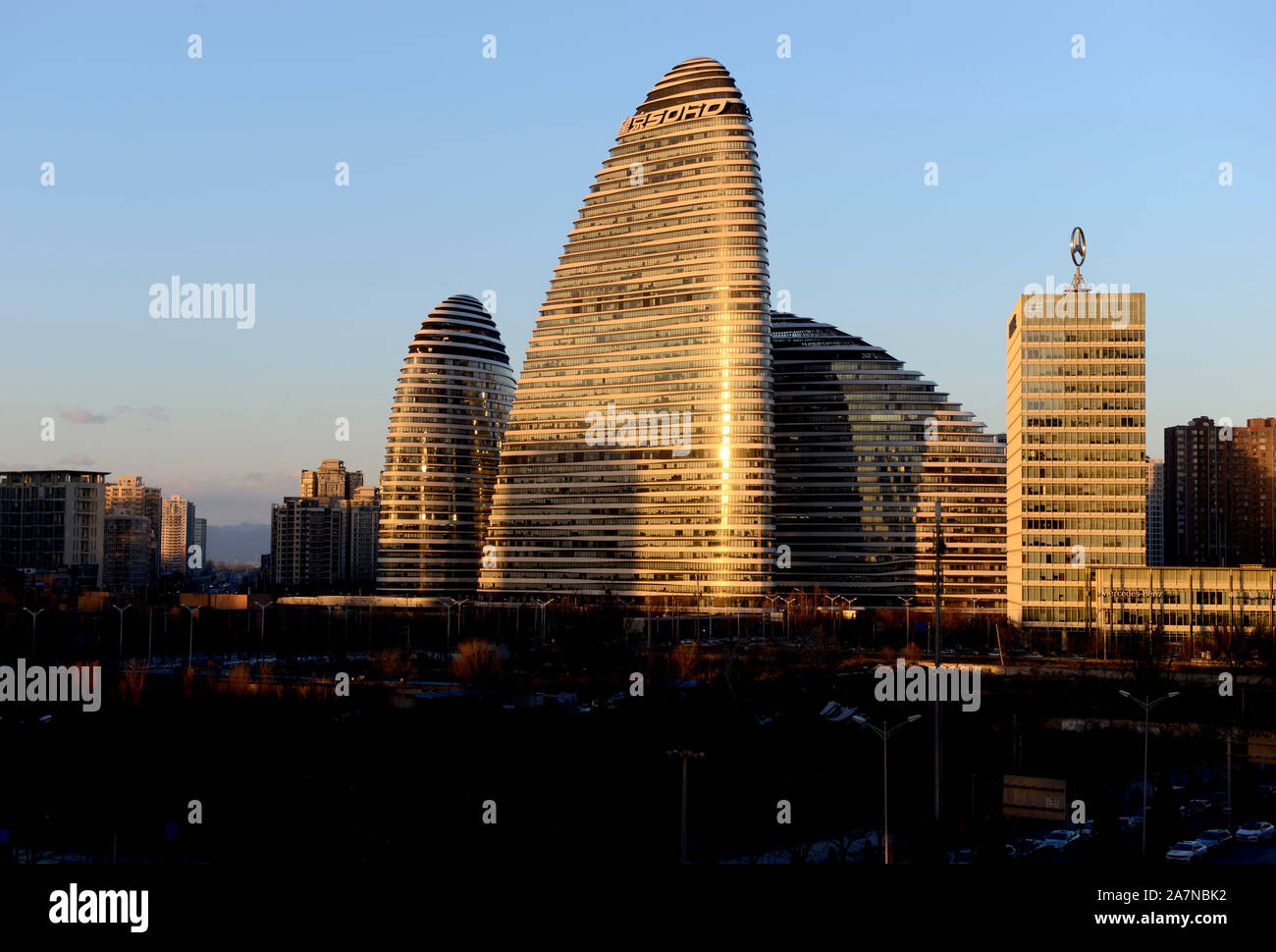 Ansicht der Wangjing Soho Bürogebäudekomplex in Wangjing, nordöstliche Peking als die Sonne untergeht Stockfoto