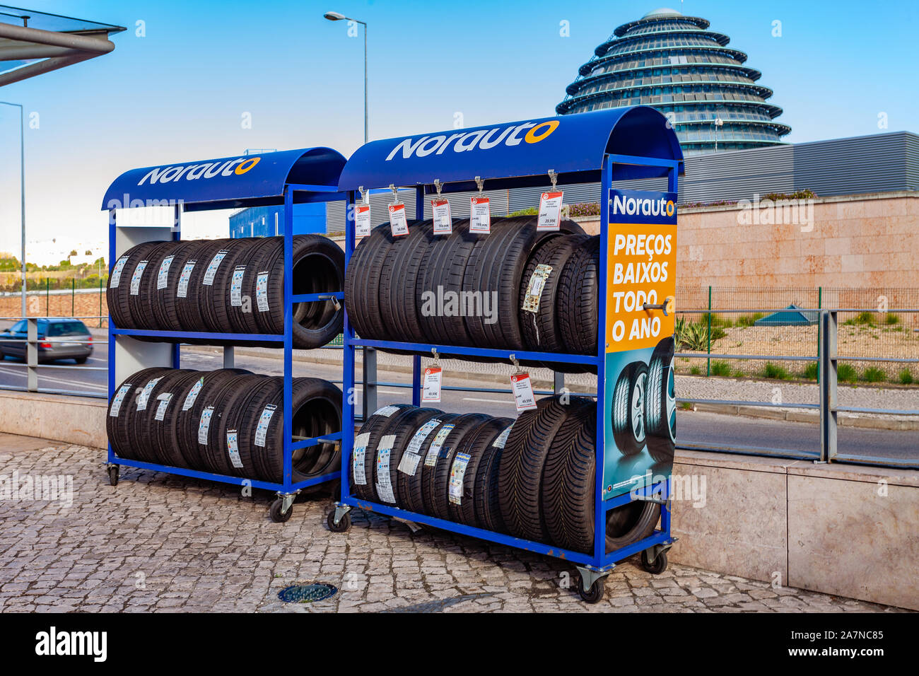 Almada, Portugal. Reifen auf Rack Norauto Auto oder Auto Teile Shop und Tankstelle oder Werkstatt in Almada Forum Shopping Mall oder Mitte. Stockfoto