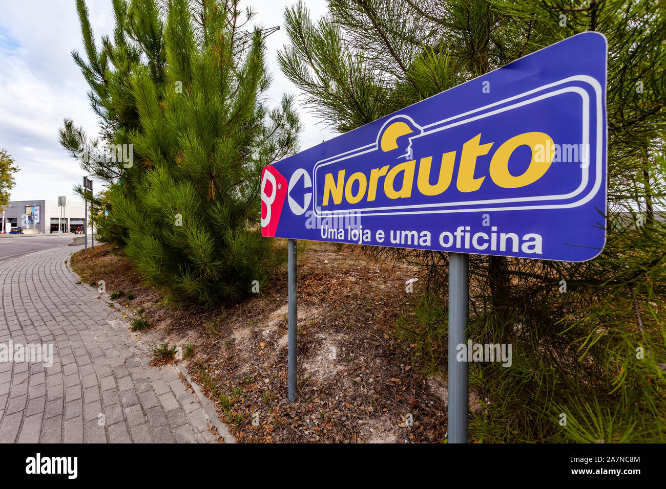 Coina, Portugal. Wegweiser, die auf Norauto Auto oder Auto Teile Shop und Tankstelle. Auto Repair Shop in Barreiro Planet Retail Park. norauto. Stockfoto