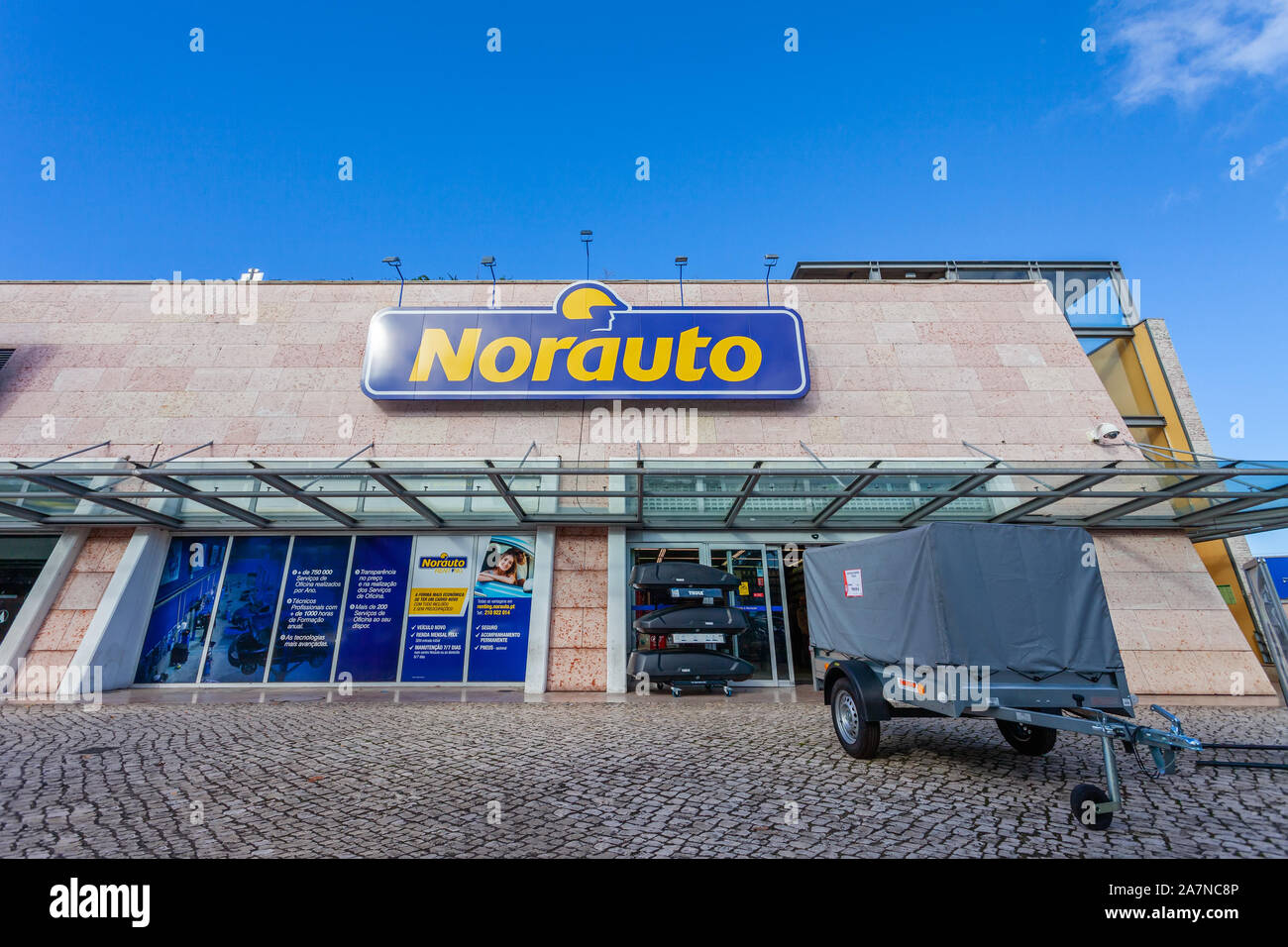Almada, Portugal. Norauto Auto oder Auto Teile Shop und Tankstelle oder Werkstatt in Almada Forum Shopping Mall oder Mitte. Norauto ist eine französische. Stockfoto