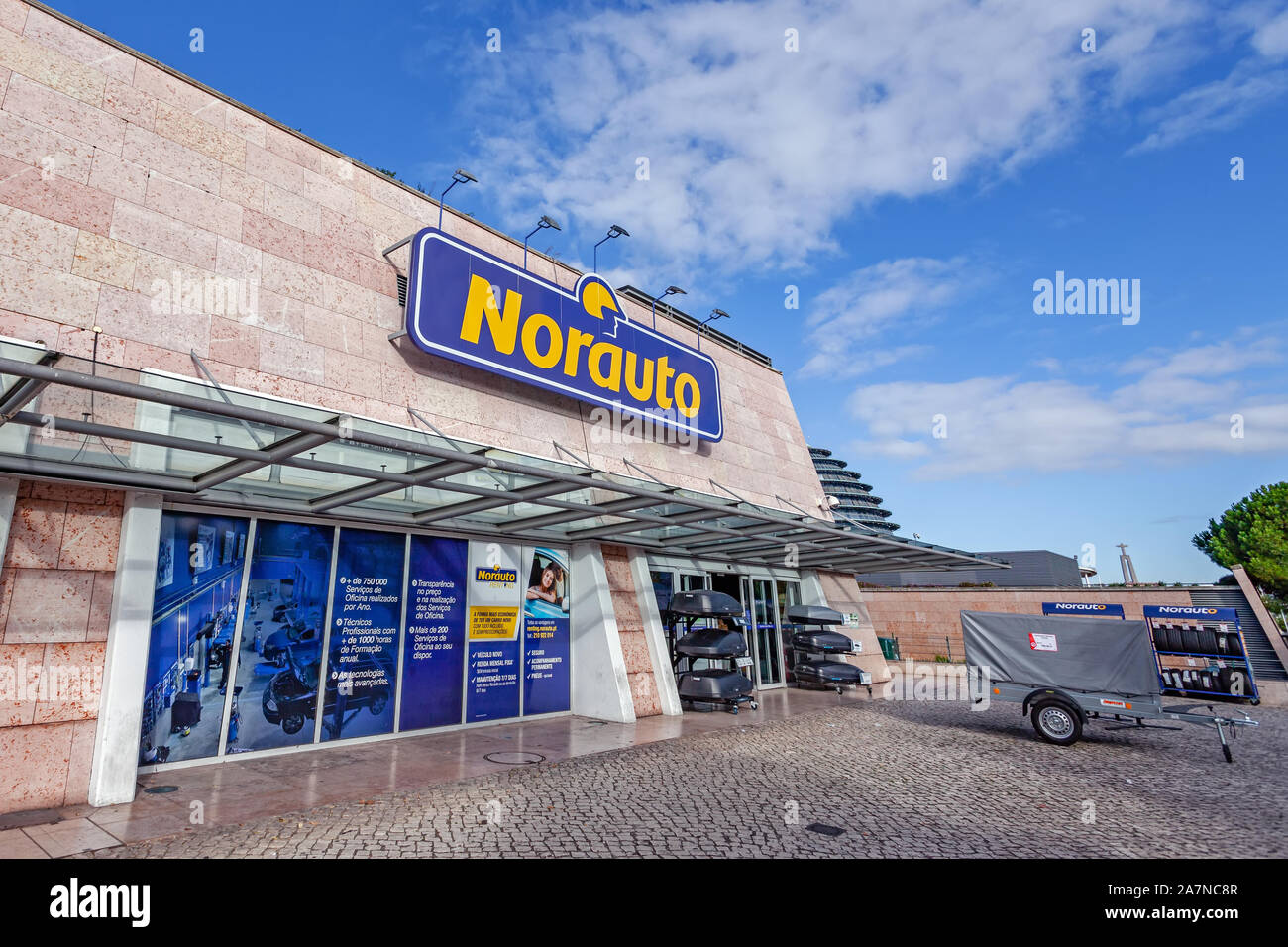 Almada, Portugal. Norauto Auto oder Auto Teile Shop und Tankstelle oder Werkstatt in Almada Forum Shopping Mall oder Mitte. Norauto ist eine französische. Stockfoto