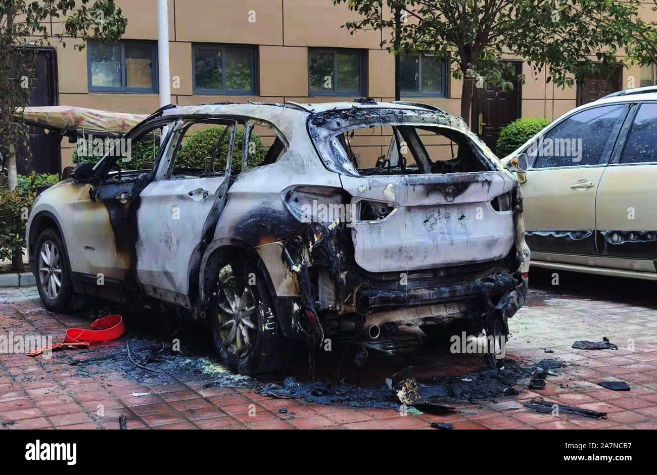 Pciture der Bayerische Motoren Werke (BMW), Links, auf spontane Verbrennung im Residence Parkplatz in Zhengzhou City, Central China Henan Pro Stockfoto