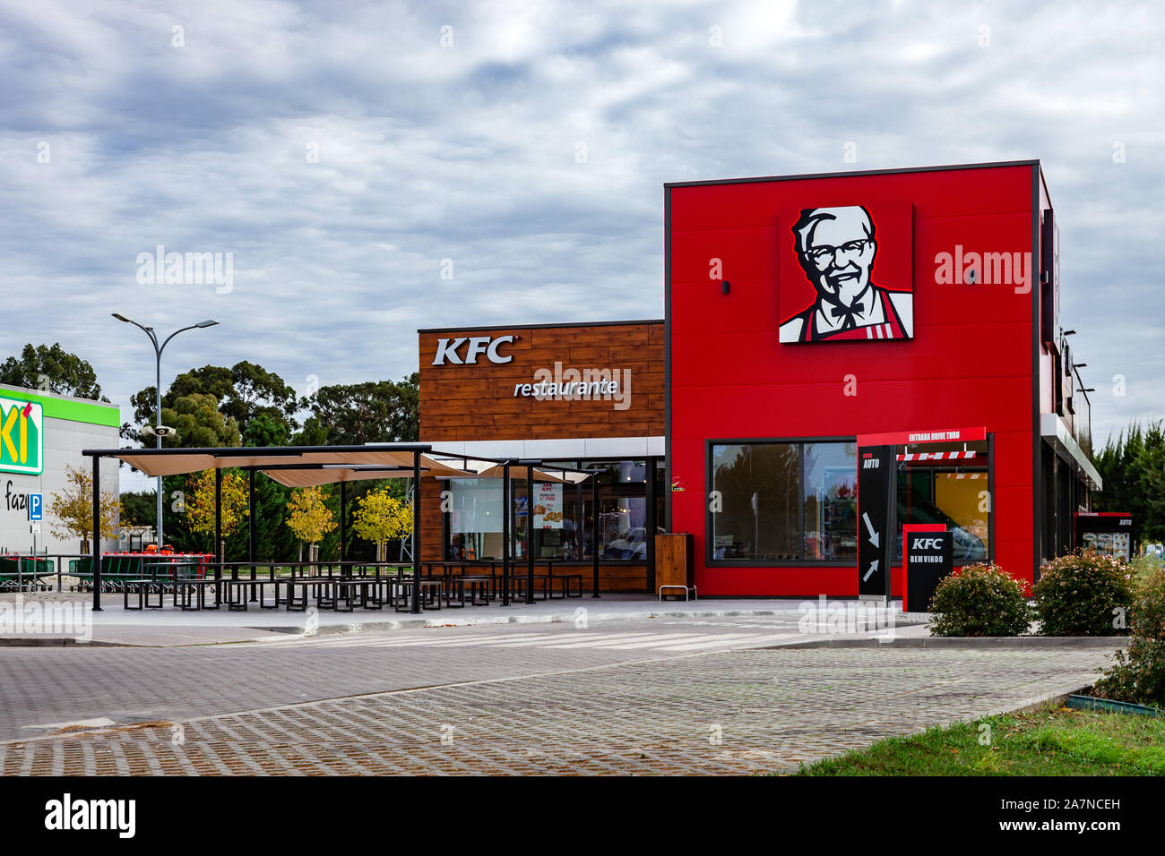 Coina, Portugal. KFC Fastfood Restaurant mit Sitzplätzen im Freien und Drive Thru. Kentucky Fried Chicken junk food in Barreiro Planet Retail Park. Kfc. Stockfoto