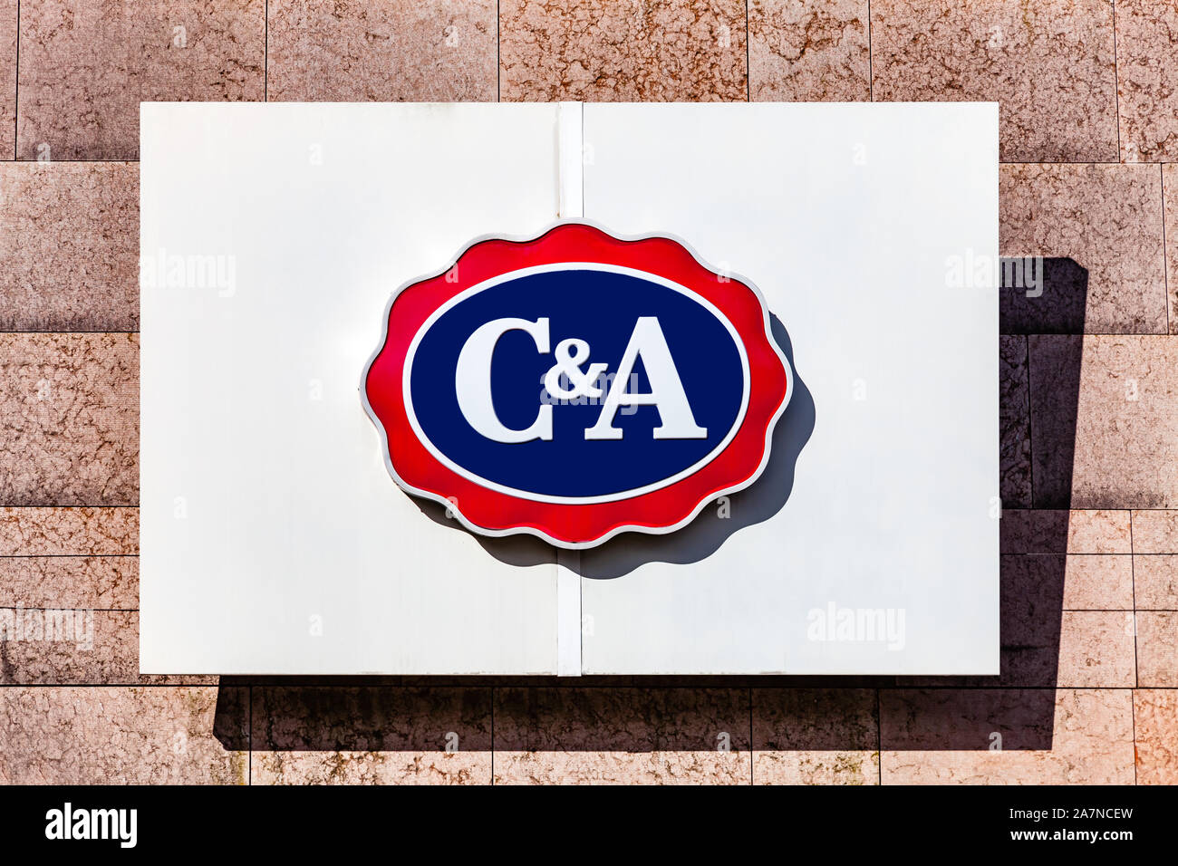 Almada, Portugal - Oktober 24, 2019: Schild Werbung der C&A Clothing Store in einem Einkaufszentrum oder im Einkaufszentrum an der Außenwand. C&A, Shopping Stockfoto