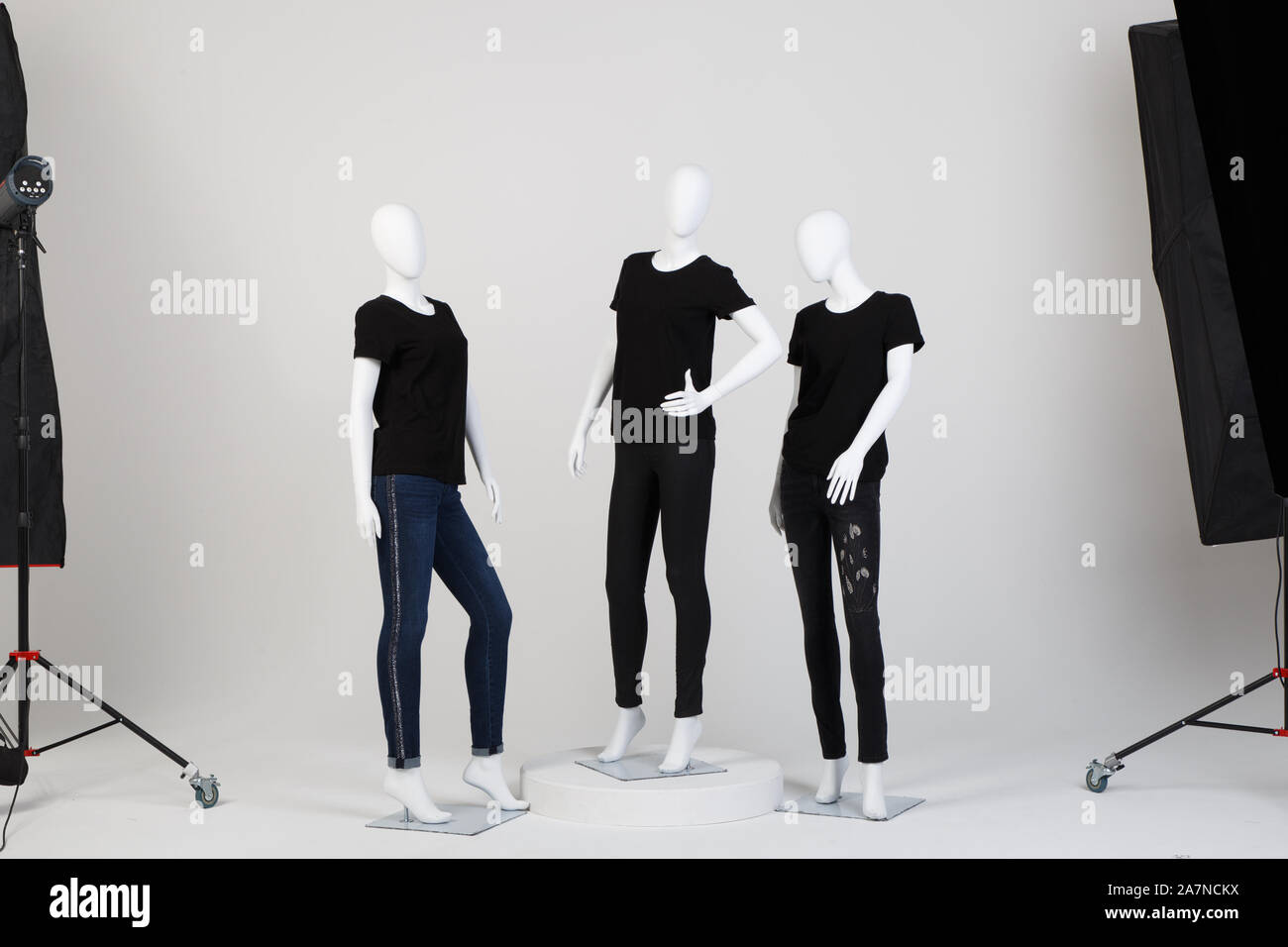 Drei weibliche Schaufensterpuppen in Schwarz modische Kleidung mit weißem Hintergrund gekleidet. Werbemittel Foto schießen. Keine Marken oder urheberrechtlich geschützten Objekte. Stockfoto