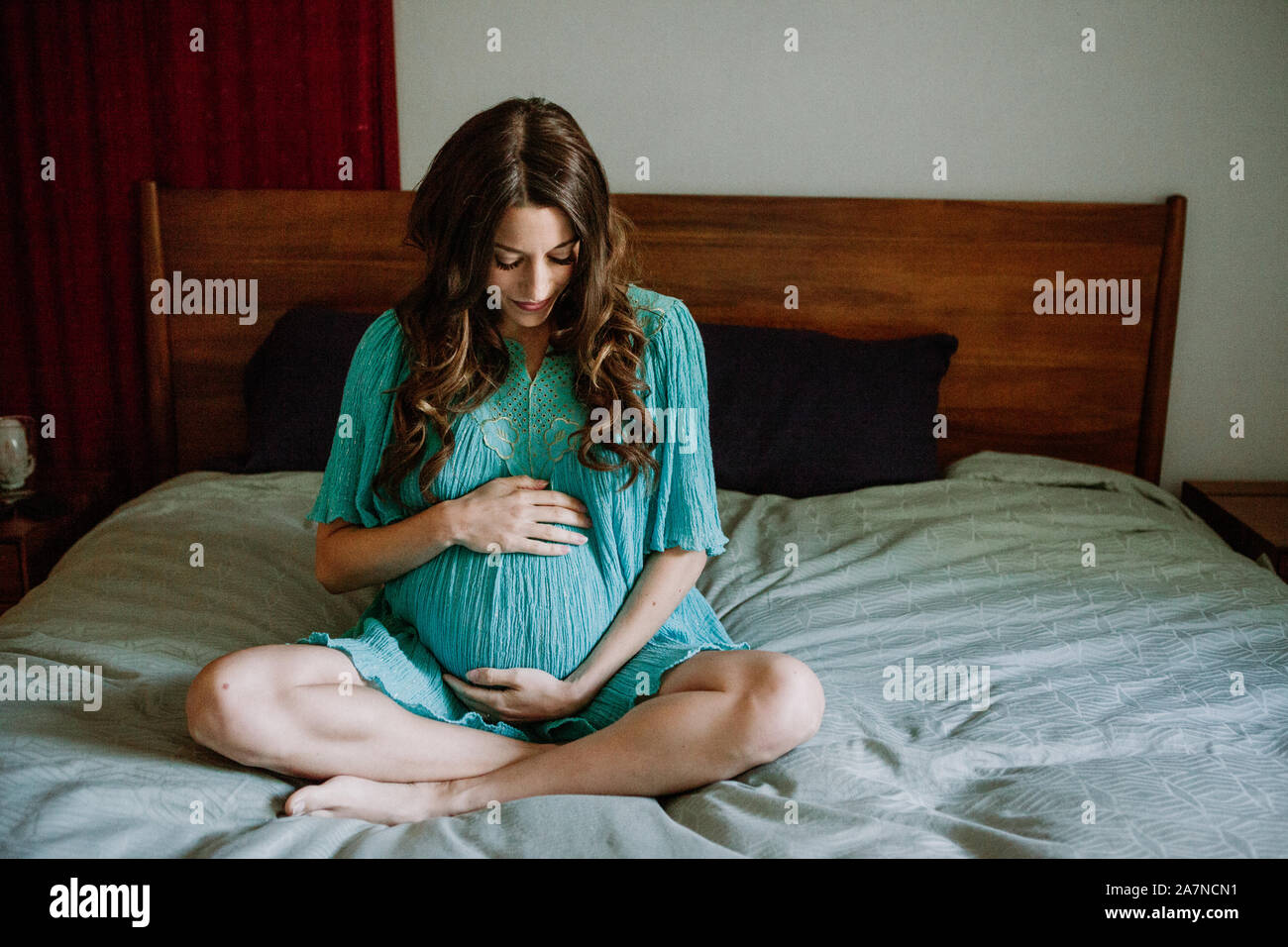Schwangere Frau im Bett Stockfoto