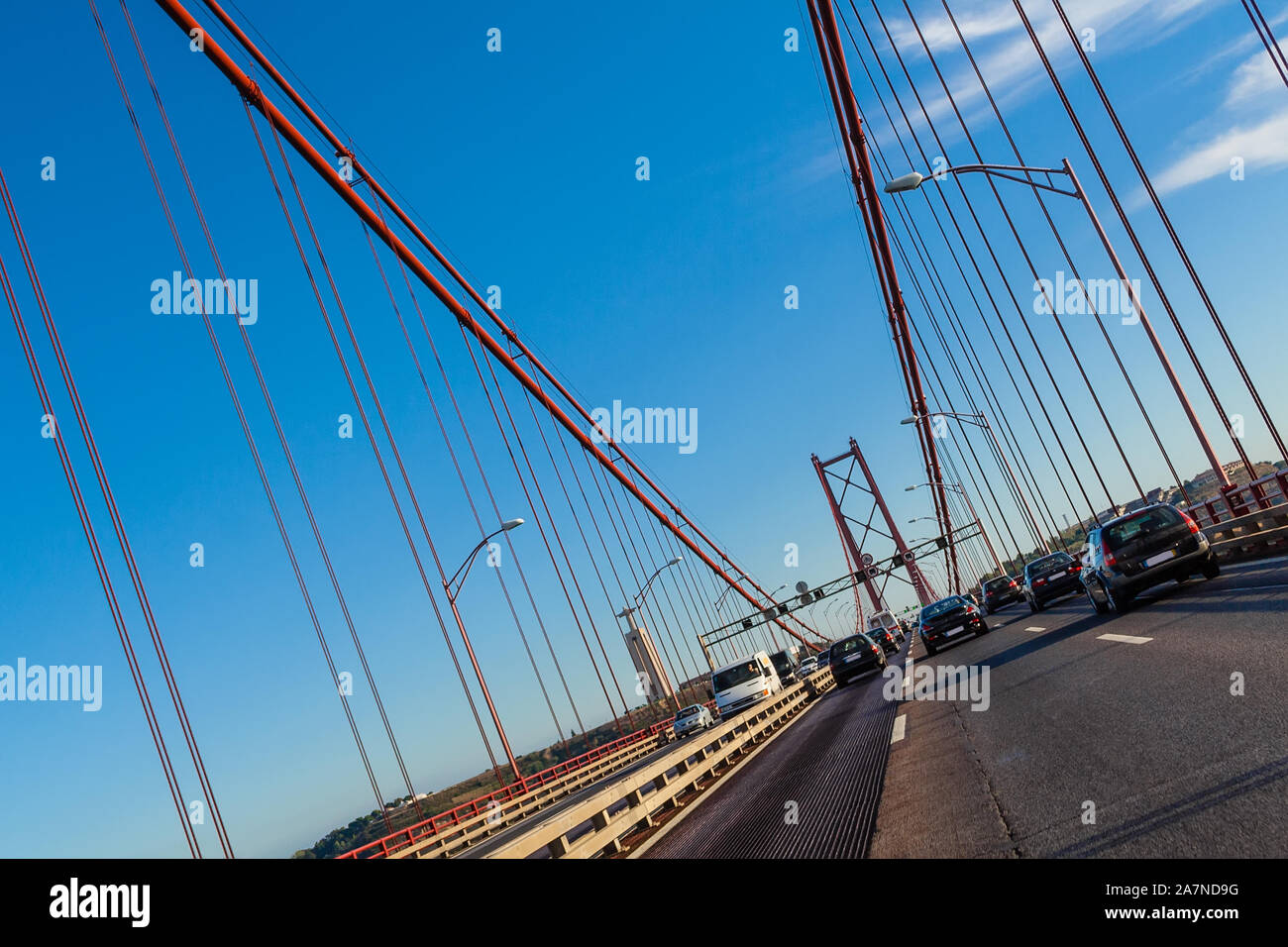 Lissabon, Portugal. Autos Kreuzung oder der Fahrt durch die 25 de Abril Suspension Bridge in die Stadt Almada. Ansicht der Cristo Rei. Niederländische Winkel oder Niederländisch Stockfoto
