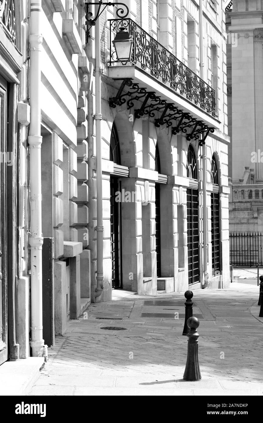 Bummel in Paris. Blick Auf Das Klassische Pariser Gebäude. Pariser Architektur. Stockfoto