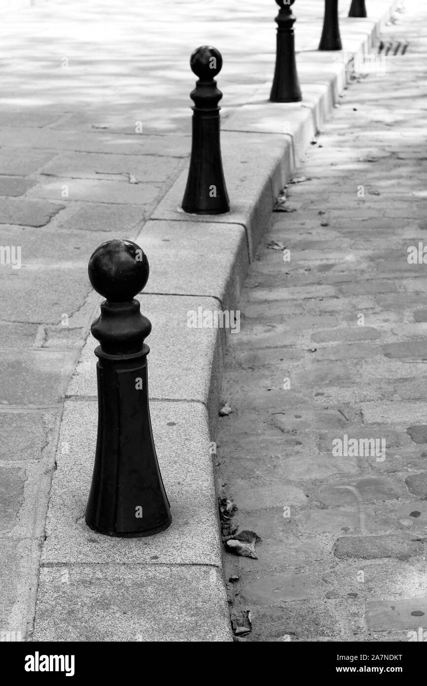 Blick Auf Die Gepflasterte Straße. Pariser Architektur des Place Dauphine. Ikonische Historische Wahrzeichen von Paris, Frankreich. Stockfoto