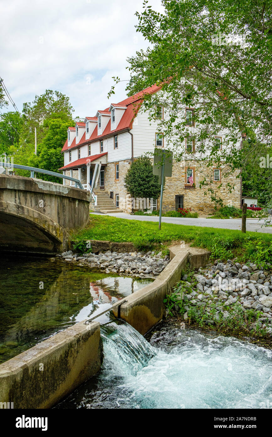 Wohnungen in umgebauten Schrotmühle, südlichen Ende der Kinder See, Boiling Springs, Pennsylvania Stockfoto