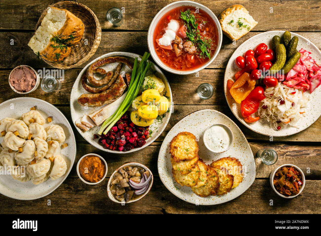 Auswahl von traditionellen ukrainischen Essen - borsch, Perogies, Kartoffelpuffer, eingelegtes Gemüse Stockfoto