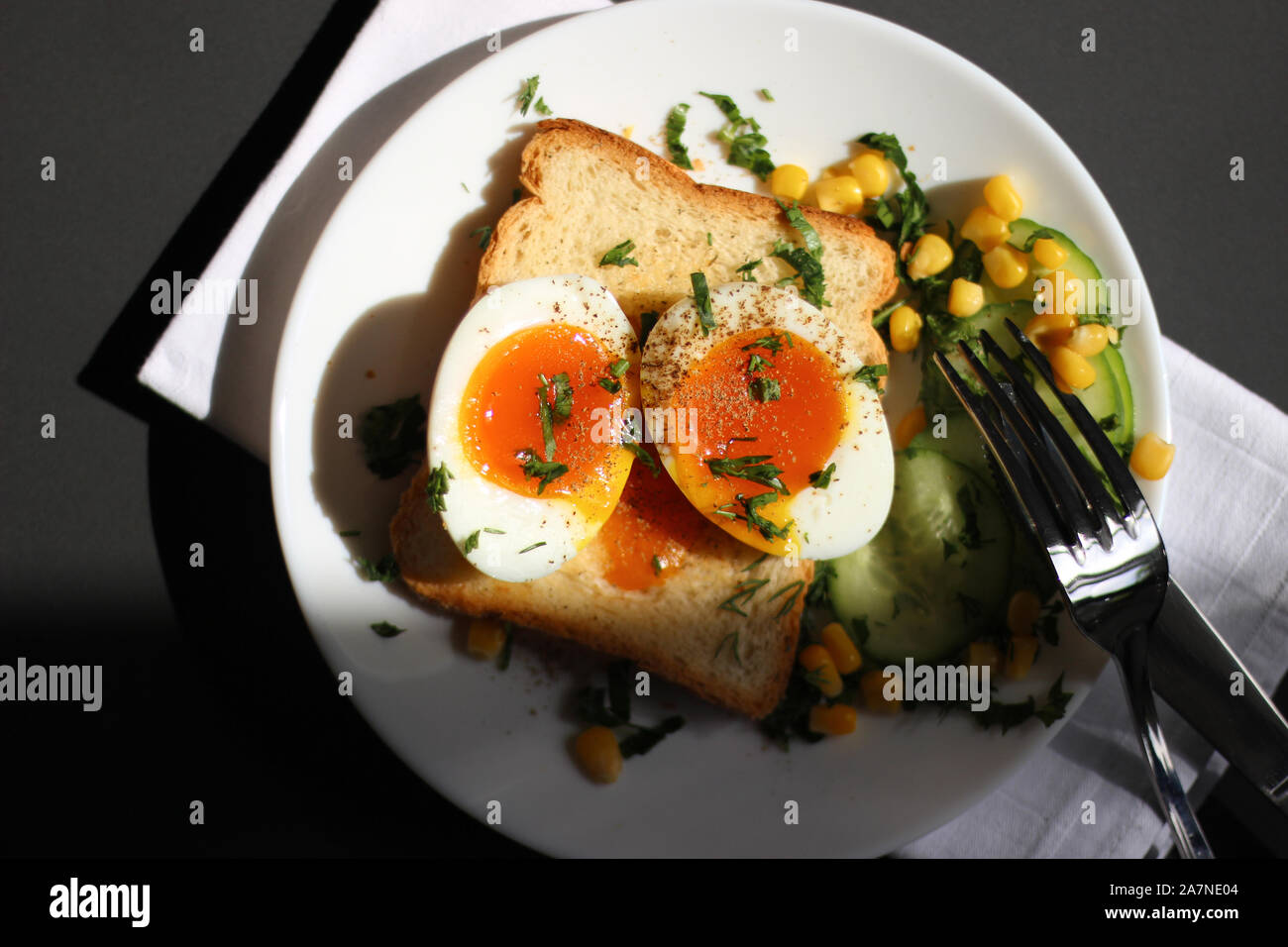 Weiches Gekochtes Ei auf Toast. Gesundes Frühstück. Morgenernährung. Einstellung Für Den Tisch Für Die Lebensmittel-Styling-Einstellung. Stockfoto