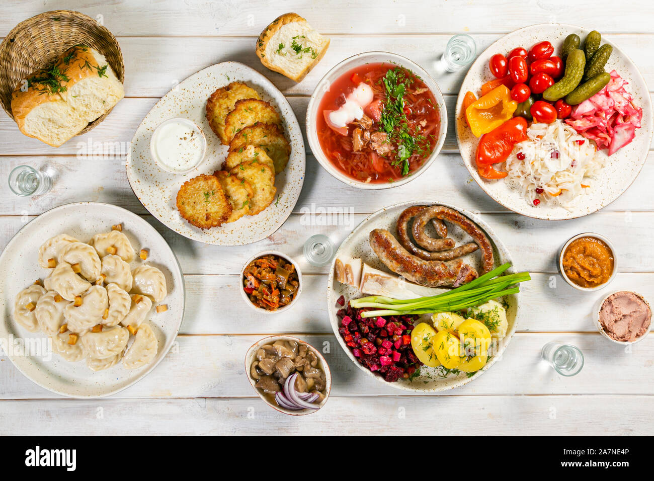 Auswahl von traditionellen ukrainischen Essen - borsch, Perogies, Kartoffelpuffer, eingelegtes Gemüse Stockfoto