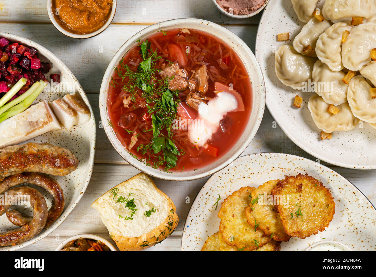 Auswahl von traditionellen ukrainischen Essen - borsch, Perogies, Kartoffelpuffer, eingelegtes Gemüse Stockfoto