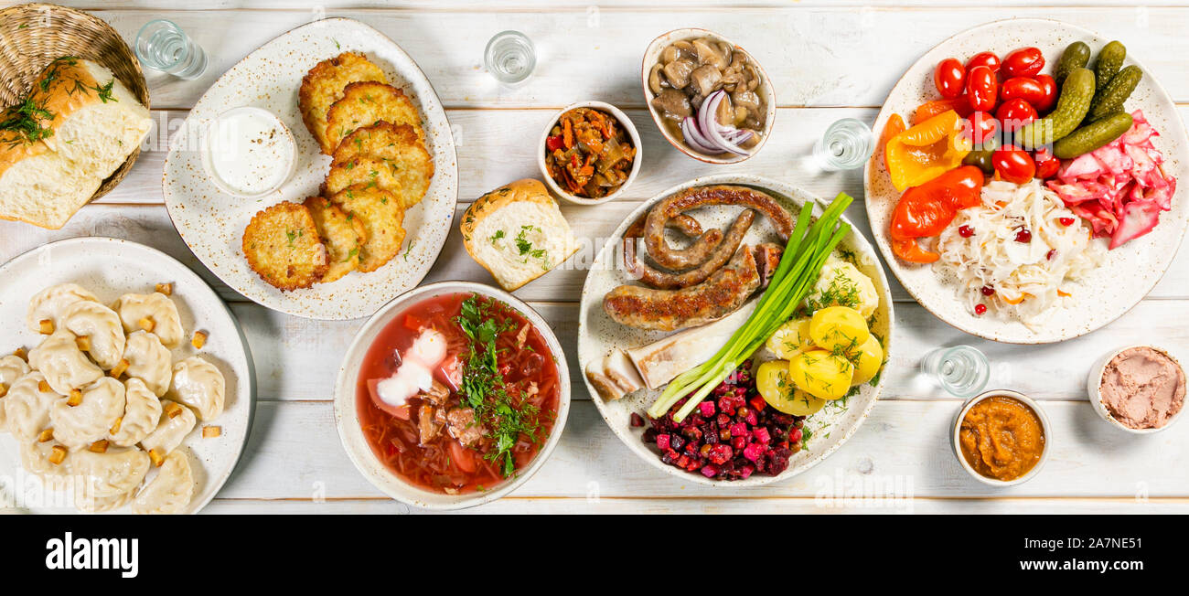 Auswahl von traditionellen ukrainischen Essen - borsch, Perogies, Kartoffelpuffer, eingelegtes Gemüse Stockfoto