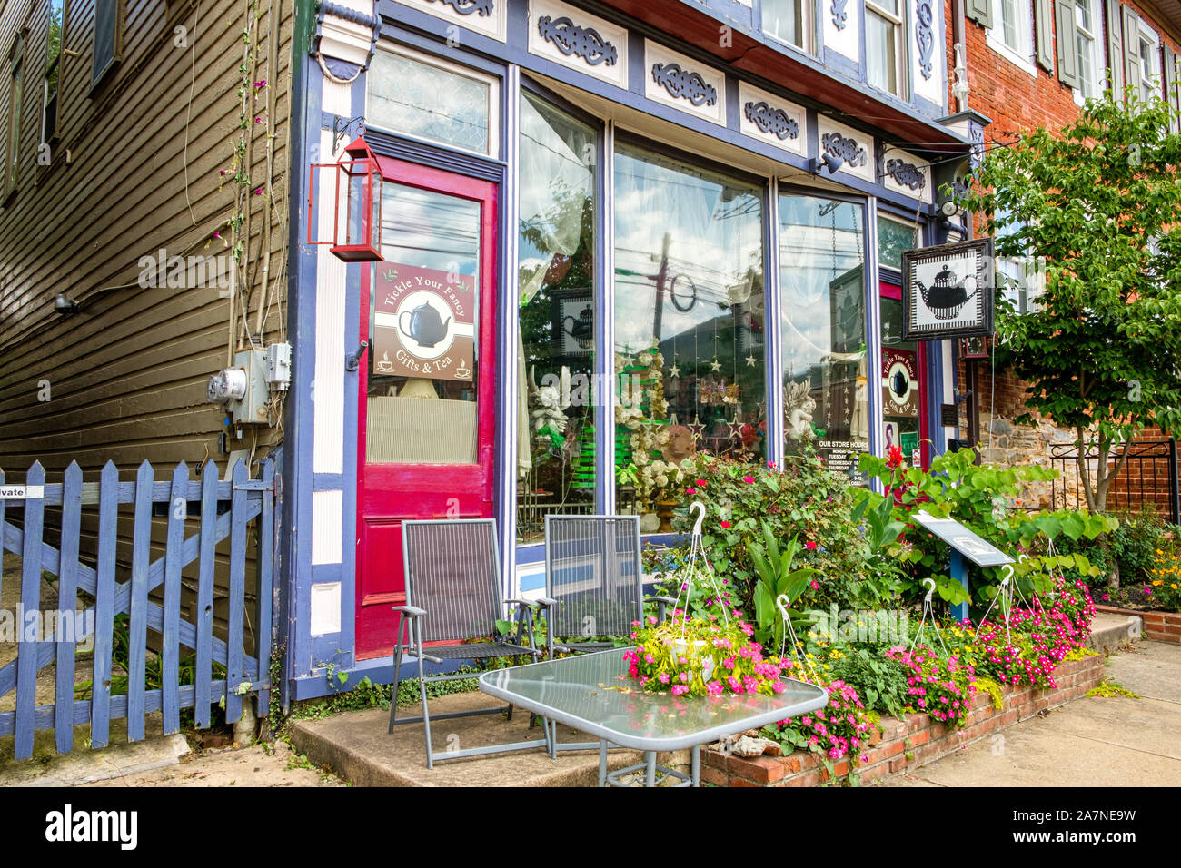 Kitzeln Sie Ihre ausgefallene Geschenke und Kaffee, der ehemalige Albert Stoner Store, 110 Lincoln Weg West, McConnellsgurg, PA Stockfoto