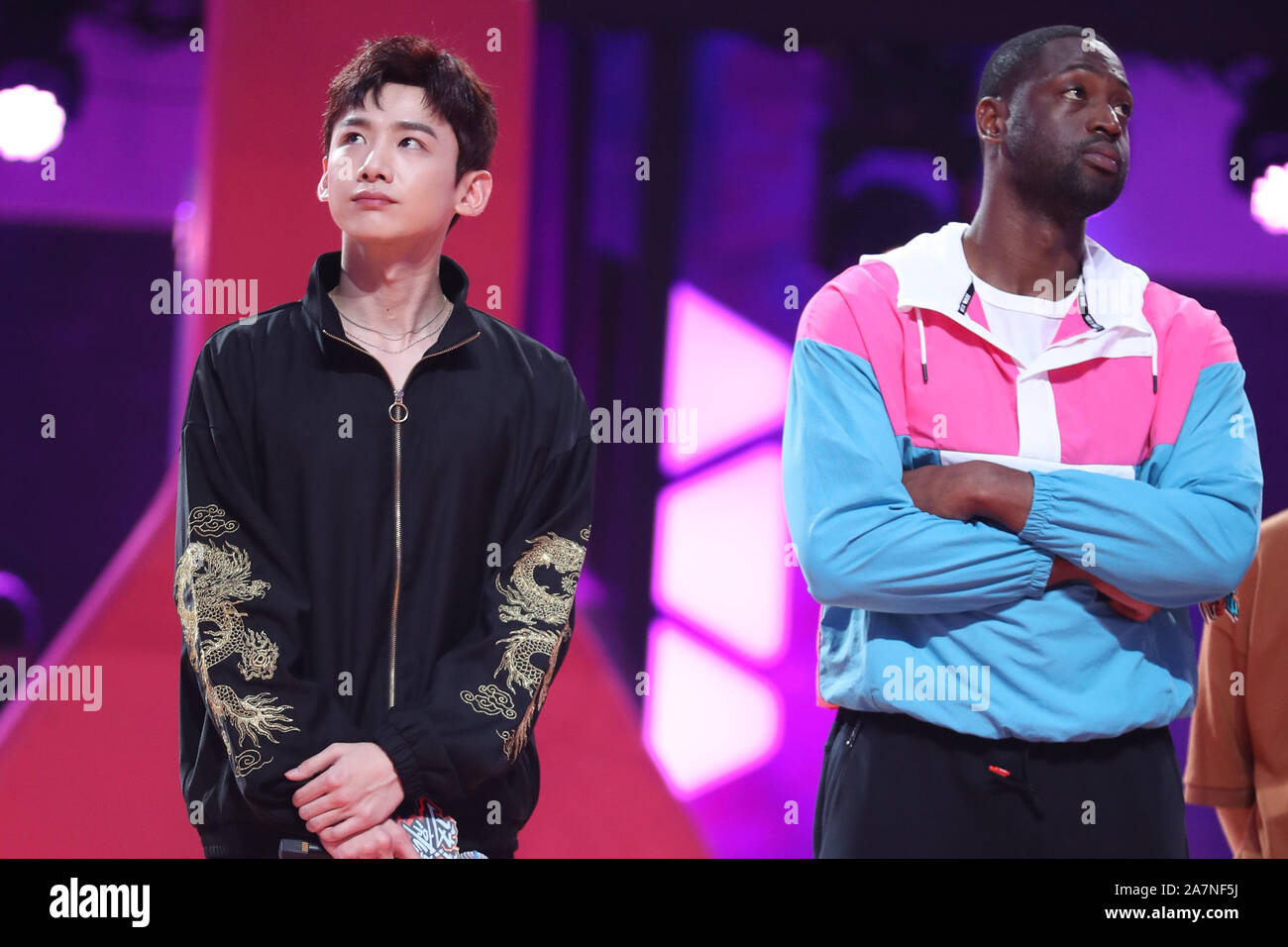 Dwyane Wade, rechts, und Bai Jingting, links, in den chinesischen Vielfalt zeigen, Dunk von China, in Peking, China, 20. August 2019. Dwyane Wade, ein Stockfoto