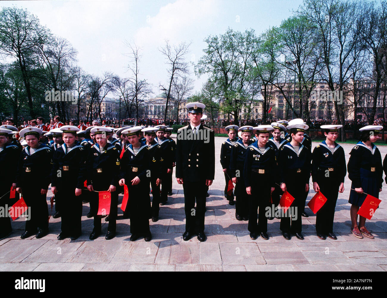 Russische Nabel Kadetten an der Ewigen Flamme im Alexandergarten, die an der Westmauer des Kreml in Moskau, Russland, am Tag des Sieges, 09. Mai 1991. Stockfoto