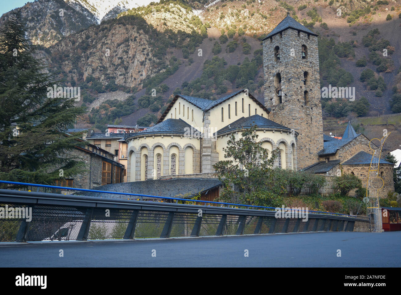 Kirche Sant Esteve in Andorra la Vella, Andorra. Vella neben dem Parlamentsgebäude. Stockfoto