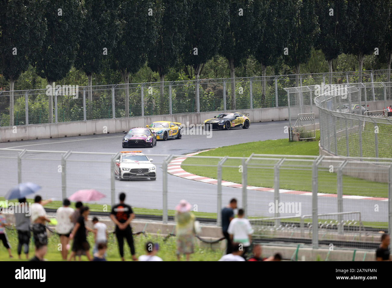 Zuhörer beobachten Car Racing bei China GT-Meisterschaft in Qinhuangdao Stadt, North China Provinz Hebei, 10. August 2019. China GT-Meisterschaft zieht 4. Stockfoto