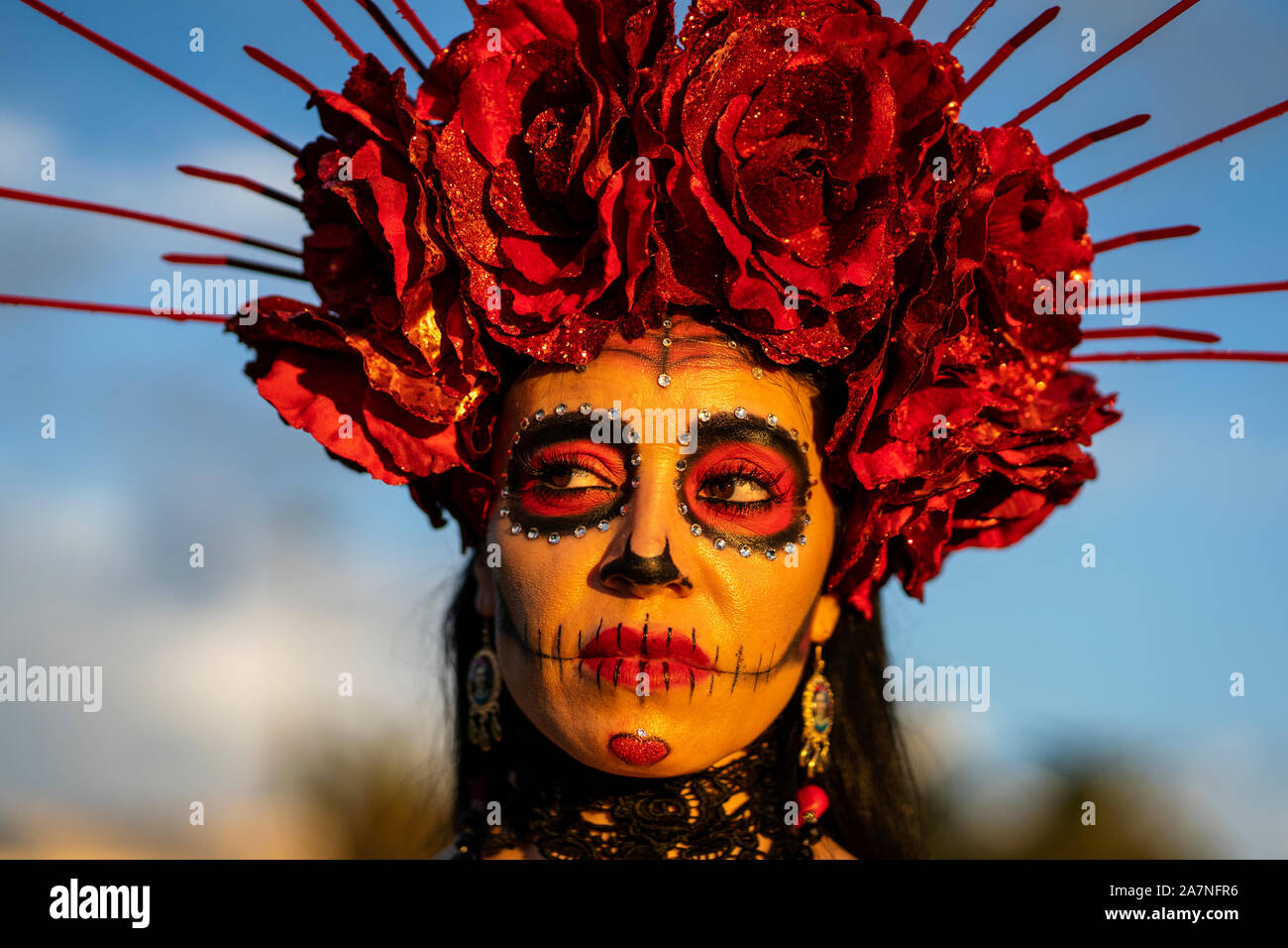 Ein Teilnehmer in der Dia de los Muertos (Tag der Toten) Feier im Hollywood Forever Cemetery in Los Angeles, Kalifornien. Tag der Toten hat ihren Ursprung in Mexiko und wird von den meisten mexikanischen Amerikaner gefeiert als eine Hommage an das Leben der lieben Verstorbenen. Stockfoto