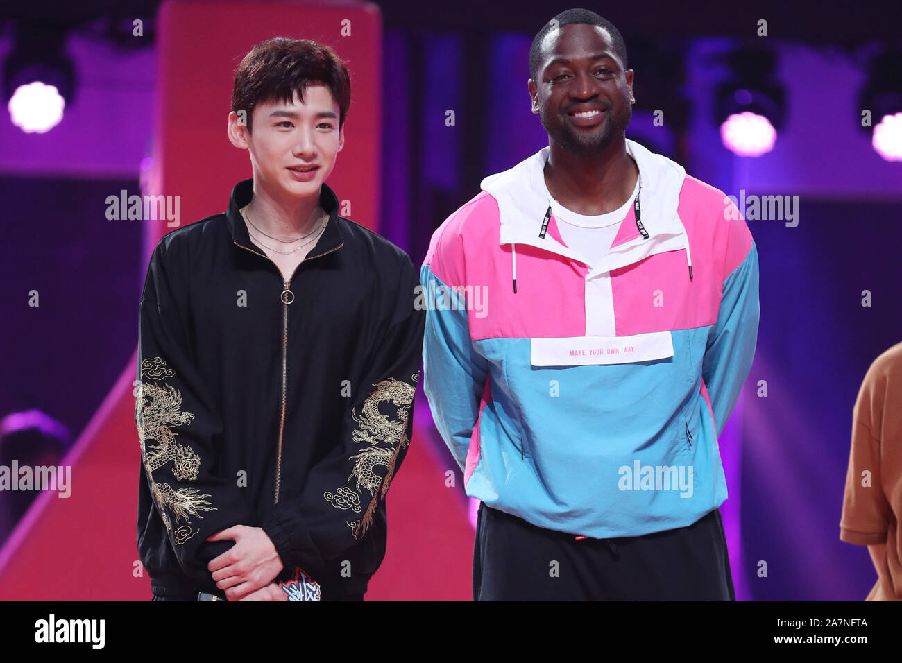 Dwyane Wade, rechts, und Bai Jingting, links, in den chinesischen Vielfalt zeigen, Dunk von China, in Peking, China, 20. August 2019. Dwyane Wade, ein Stockfoto