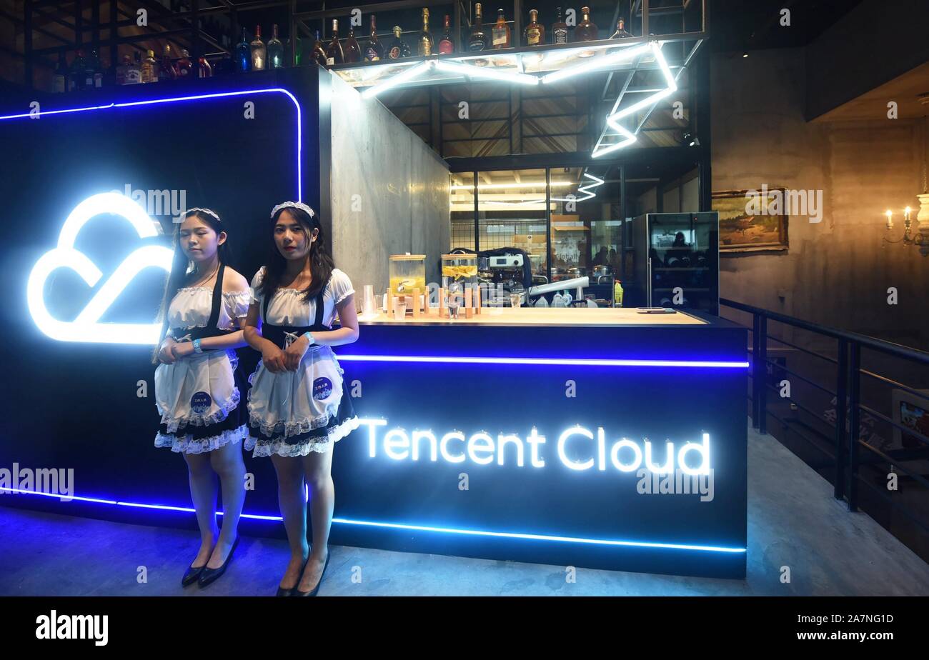 Menschen besuchen ein Cafe, das von Tencent Cloud während des 17 China Digital Entertainment Expo, auch als ChinaJoy 2019 in Shanghai, China, 2 Aug bekannt gestartet Stockfoto