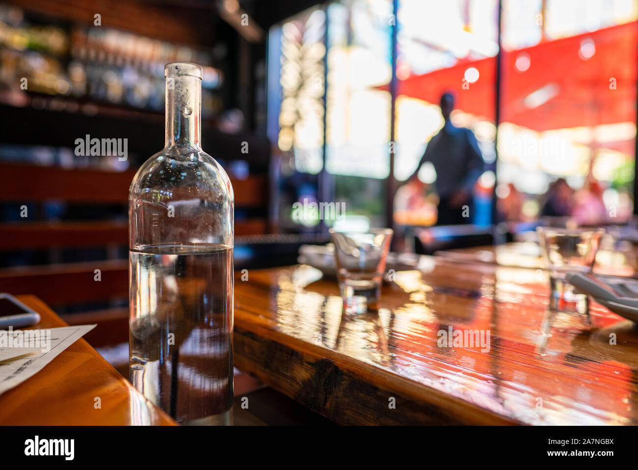 Krug mit Wasser in den Schatten moody Restaurant in den Tag Stockfoto