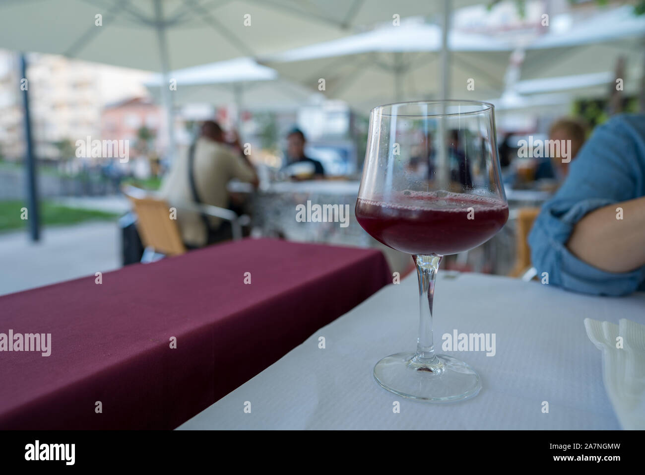 Glas rote Sangria Wein Glas auf dem Tisch im Restaurant im Freien Stockfoto
