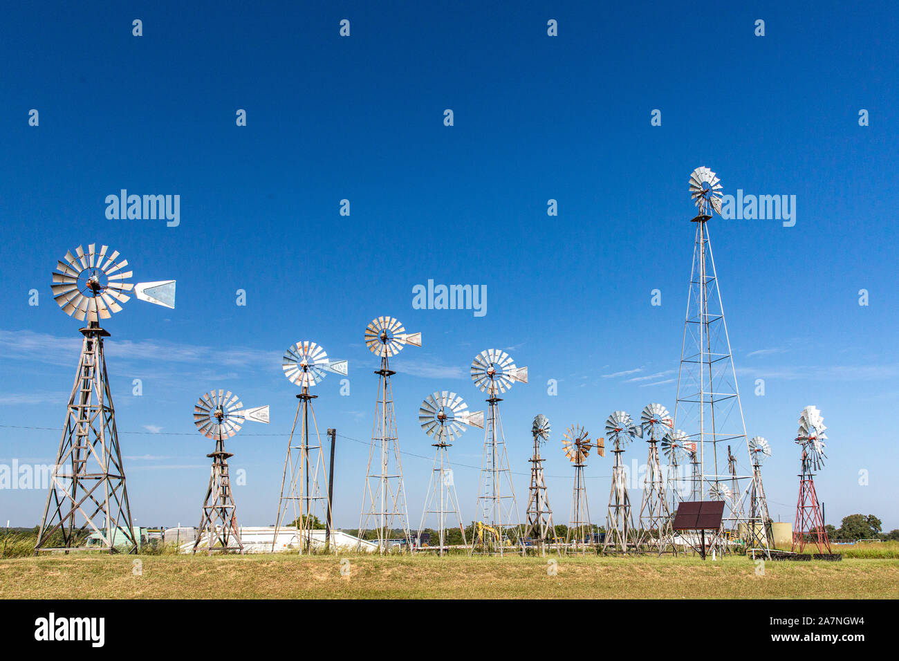 Sammlung von Windmühlen in Montague, Texas Stockfoto