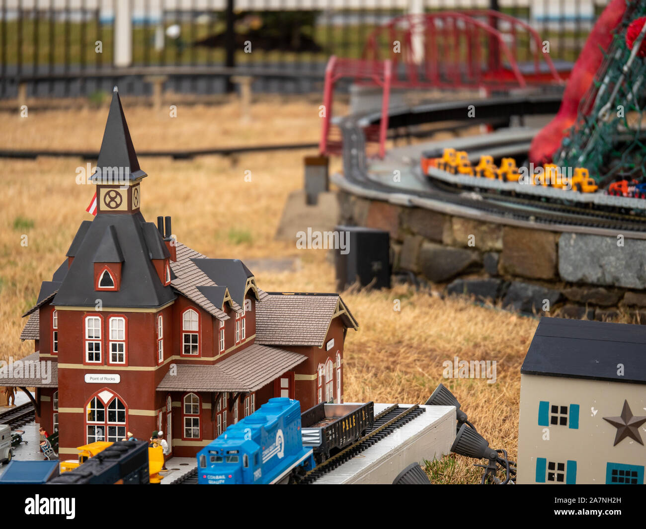 Weihnachtsbaum mit eisenbahn -Fotos und -Bildmaterial in hoher