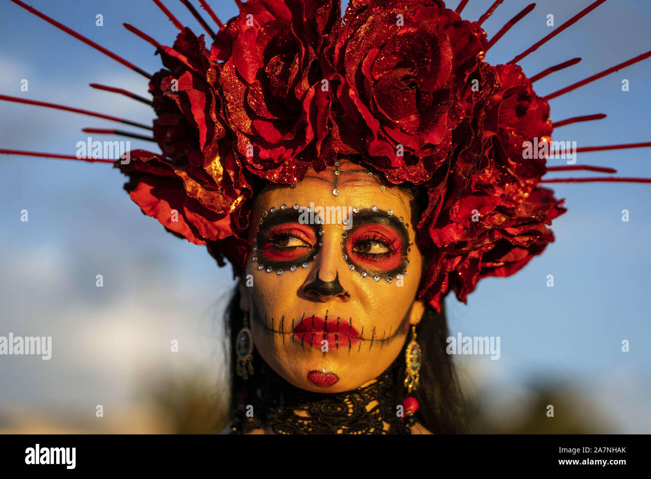 Los Angeles, Kalifornien, USA. 15 Mär, 2019. Ein Teilnehmer in der Dia de los Muertos (Tag der Toten) Feier im Hollywood Forever Cemetery in Los Angeles, Kalifornien. Tag der Toten hat ihren Ursprung in Mexiko und wird von den meisten mexikanischen Amerikaner gefeiert als eine Hommage an das Leben der lieben Verstorbenen. Credit: Ronen Tivony/SOPA Images/ZUMA Draht/Alamy leben Nachrichten Stockfoto