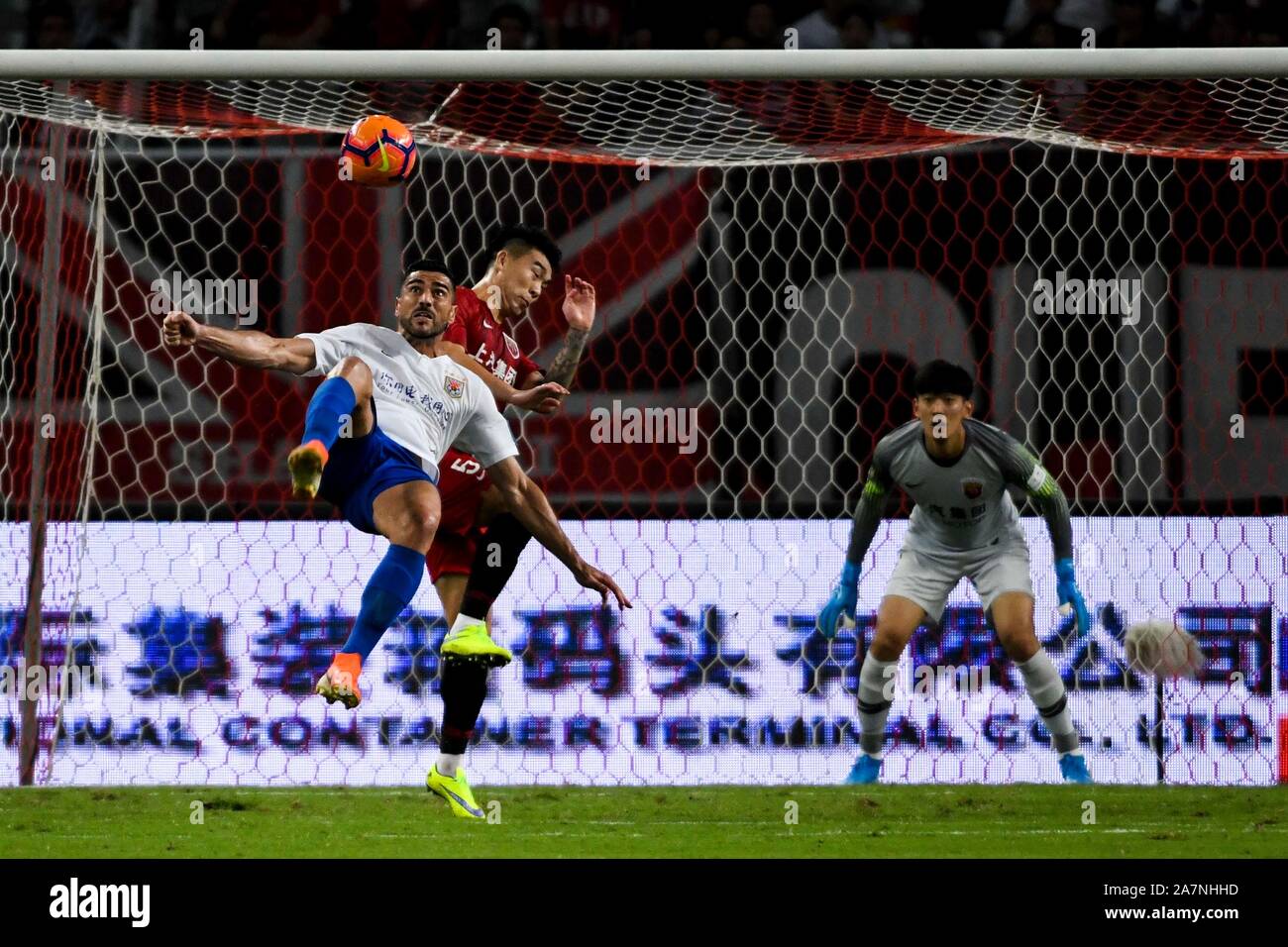 Italienische Fußballspieler Graziano Pelle von Shandong Luneng Taishan F.C., links weiß, schießt während der 2019 Chinese Football Association (CFA) semi-fin Stockfoto