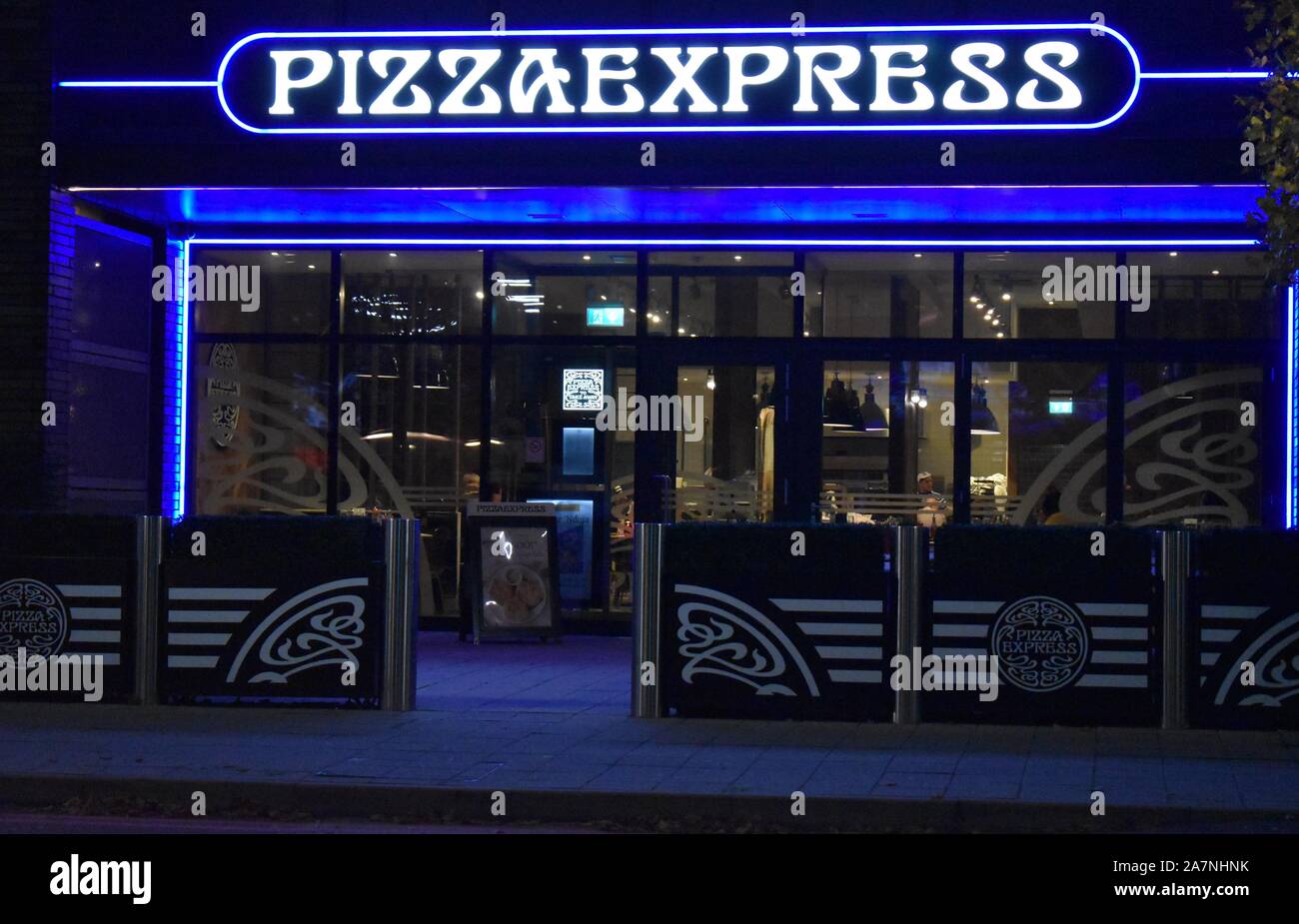 Nacht von Pizza Express bei MK 1 Shopping, das Stadion MK, Milton Keynes, Buckinghamshire, Großbritannien Stockfoto