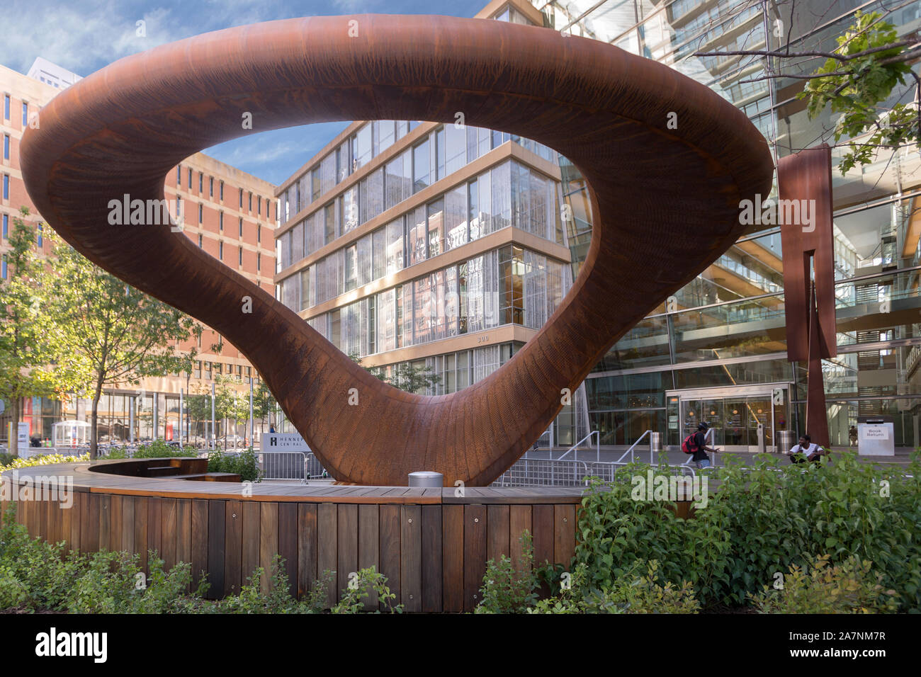 Die 10 Tonnen schwere Skulptur namens Nimbus von Tristan Al-Haddad ist außerhalb des Hennepin County Central Library in der Innenstadt von Minneapolis, Minnesota. Stockfoto