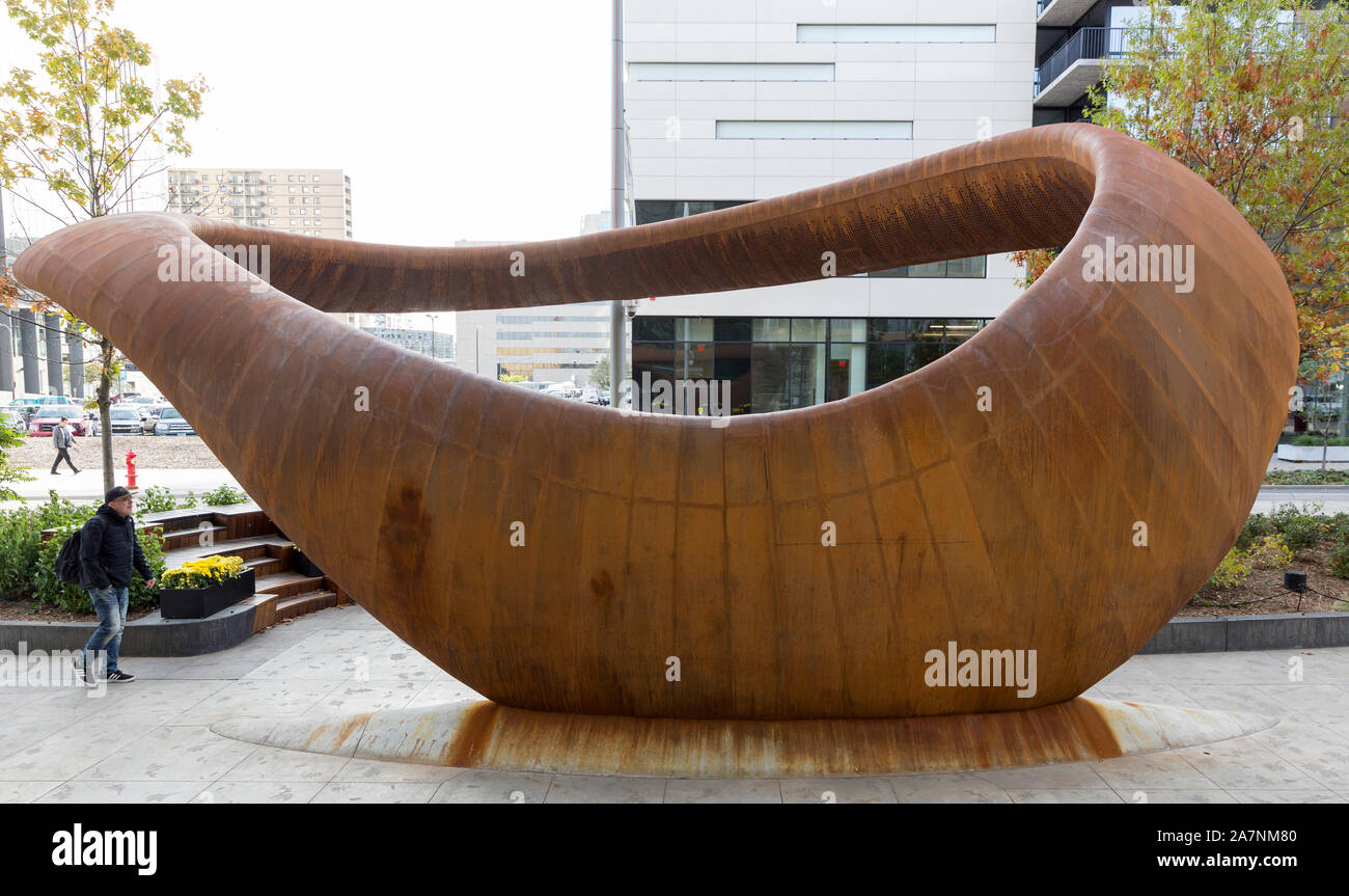 Die 10 Tonnen schwere Skulptur namens Nimbus von Tristan Al-Haddad ist außerhalb des Hennepin County Central Library in der Innenstadt von Minneapolis, Minnesota. Es ist Cons Stockfoto