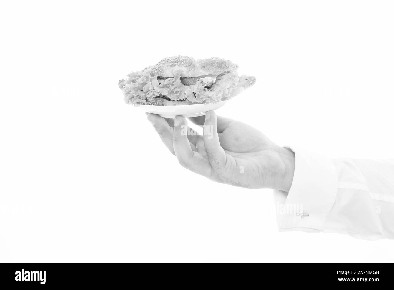 Kalorien und nähren. Hand der Kellner tragen Platte mit Schale. Leckere Croissants. Das Croissant gefüllt mit Salat und frischem Gemüse. Cafe Konzept. Gesundes Essen. Traditionelle französische Croissant. Stockfoto