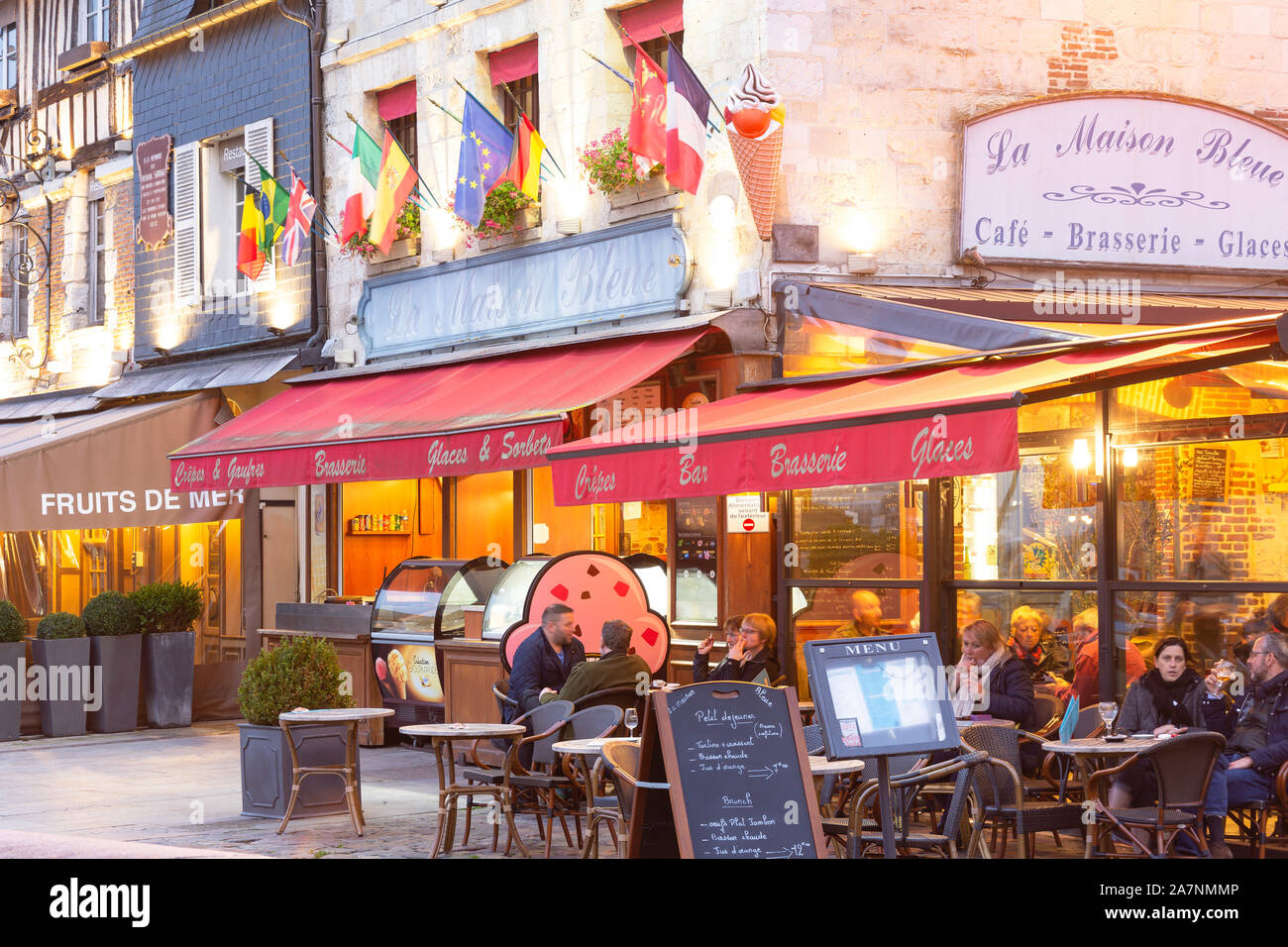 La Maison Bleu Café in der Dämmerung, Honfleur Hafen, Honfleur, Normandie, Frankreich Stockfoto