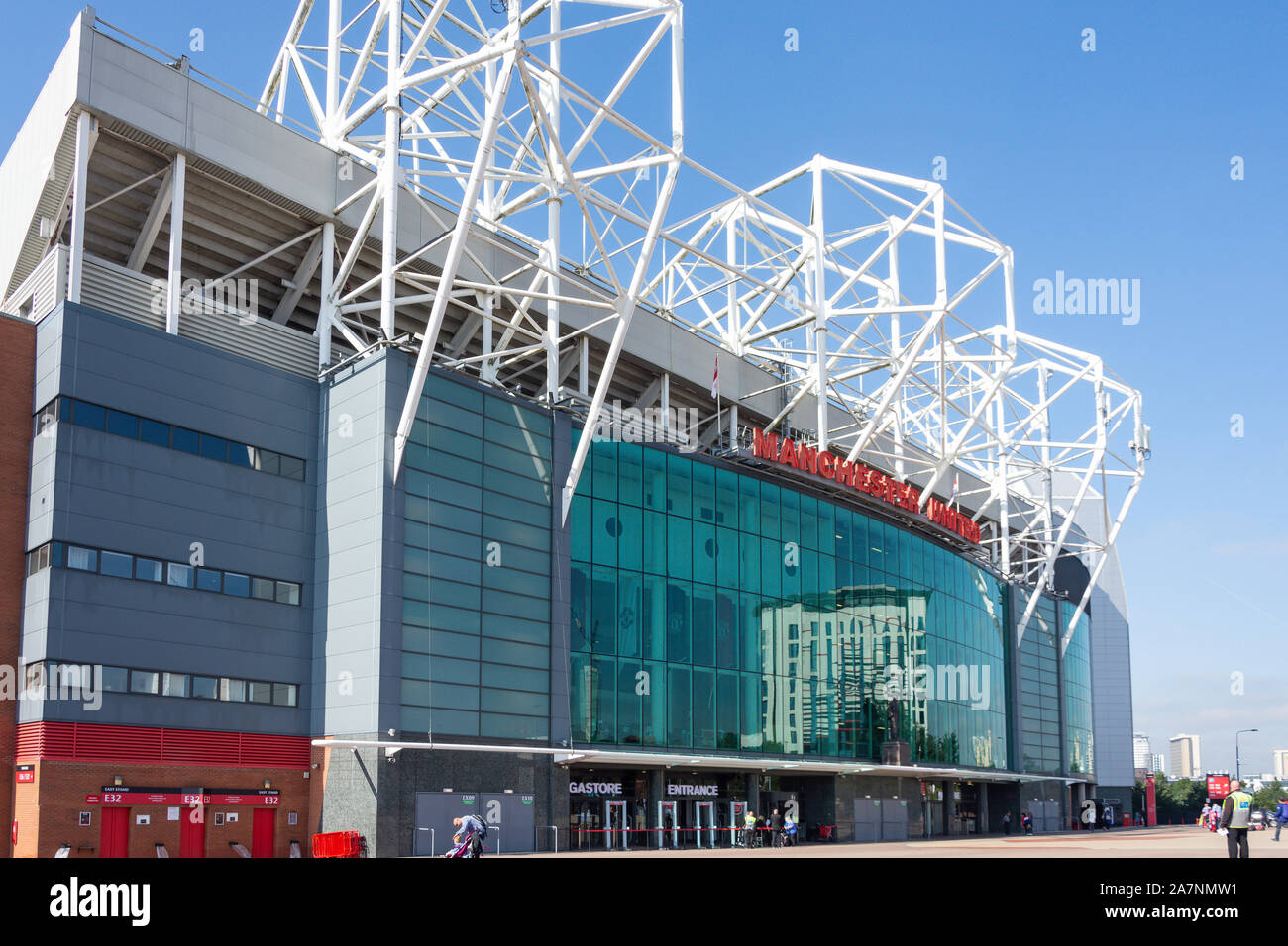 Haupteingang zum Manchester United Football Ground, Old Trafford Sir Matt Busby Way, Stretford, Trafford, Greater Manchester, England, Vereinigtes Königreich Stockfoto