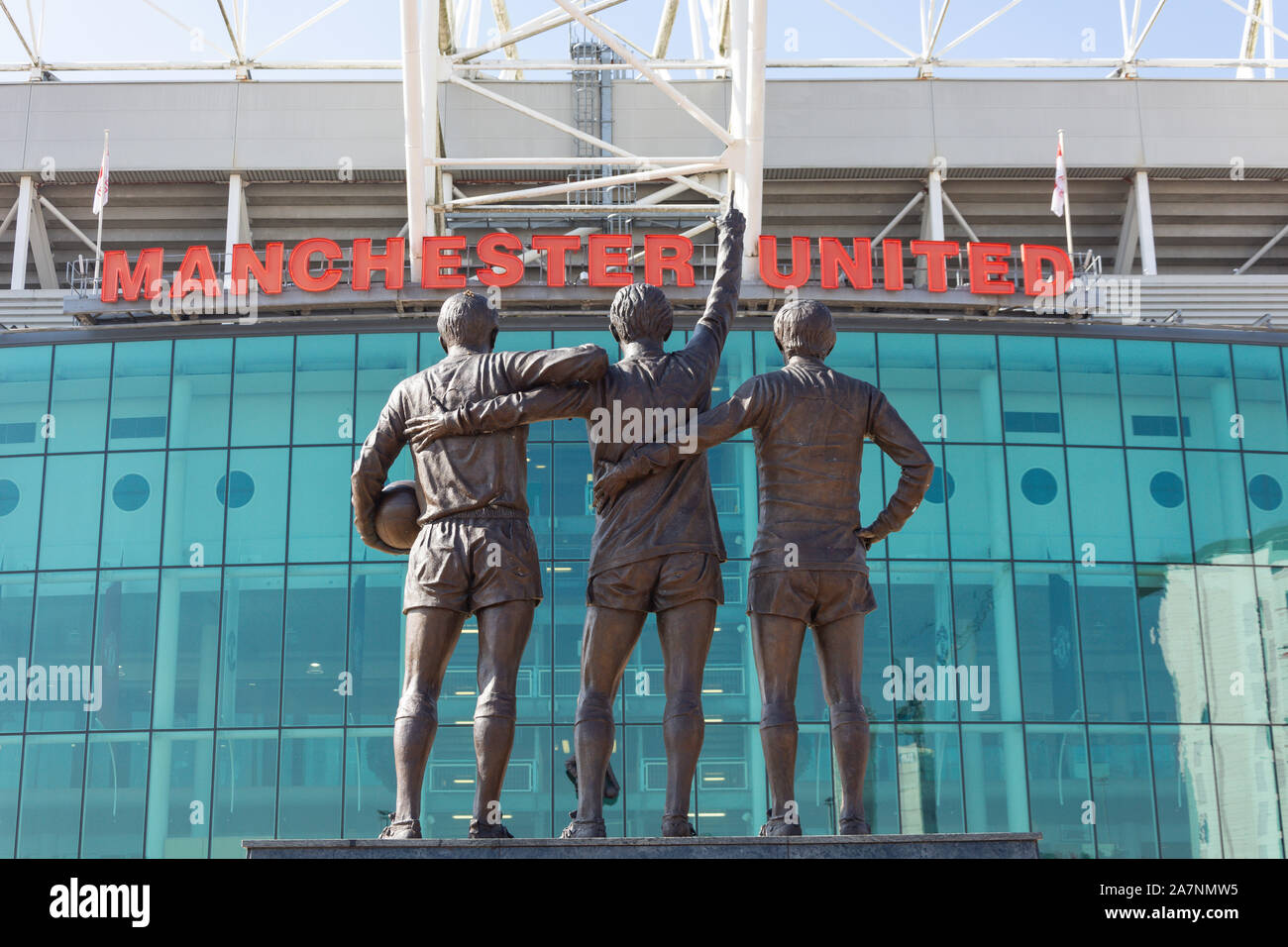 Die Vereinigten Trinity Statue am Eingang zu Manchester United Fußballstadion Old Trafford, Trafford, Greater Manchester, England, Vereinigtes Königreich Stockfoto