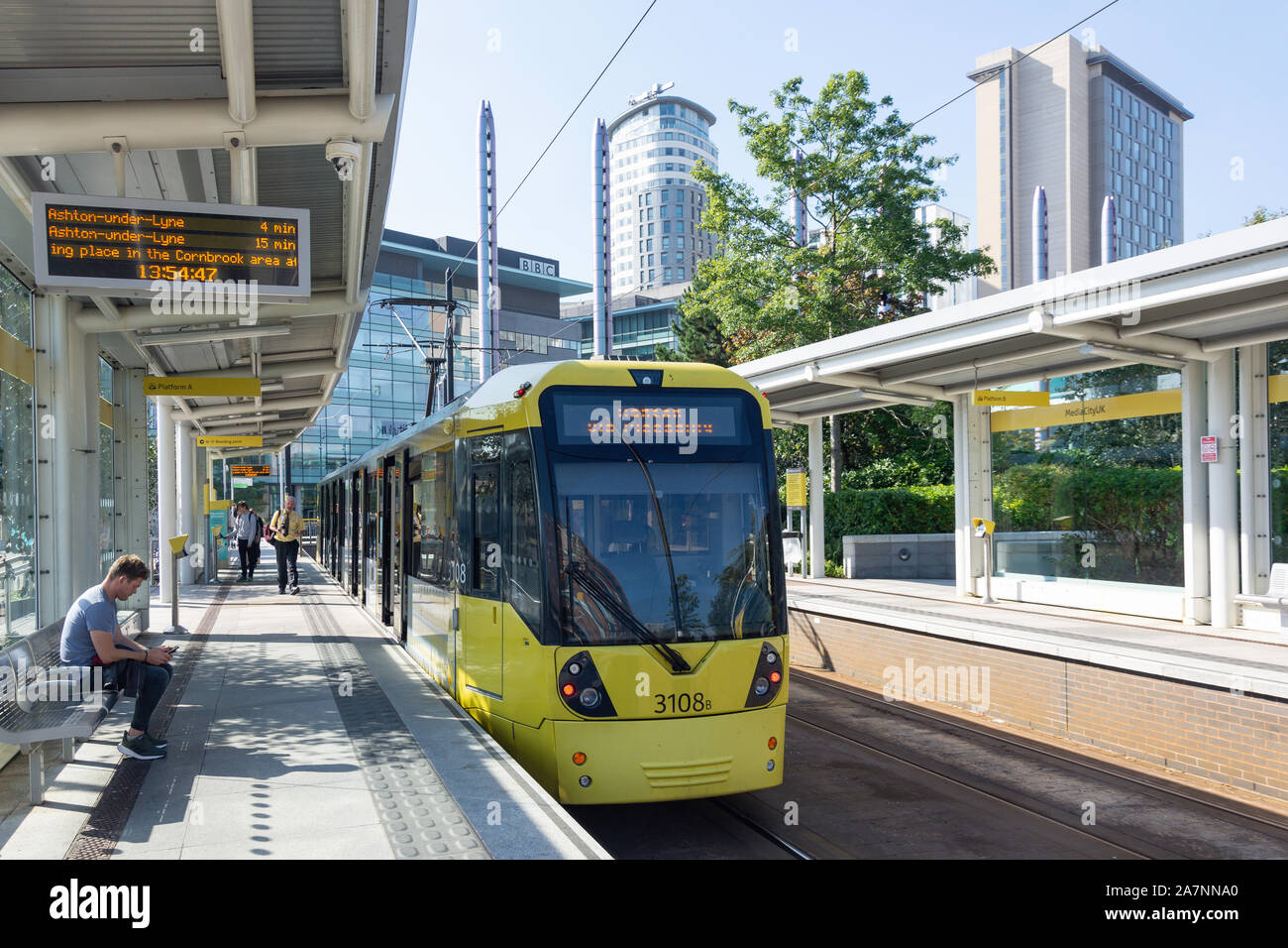 Manchester Metrolink Bahnhof am Bahnsteig am Bahnhof MediaCityUK, Salford Quays, Salford, Greater Manchester, England, Vereinigtes Königreich Stockfoto