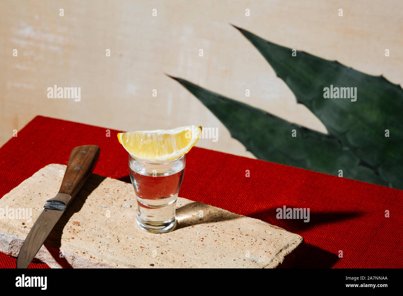 Tequila Shot, mit Zitrone. Mexikanische Flagge Farben Stockfoto