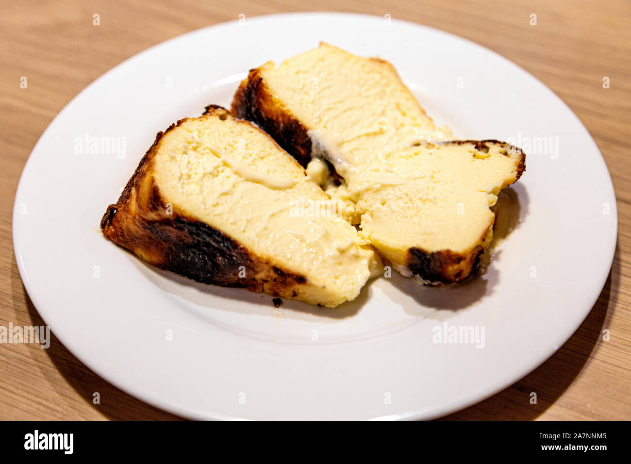 Berühmte verbrannt Baskischen Käsekuchen im La Viña, San Sebastian, Spanien Stockfoto