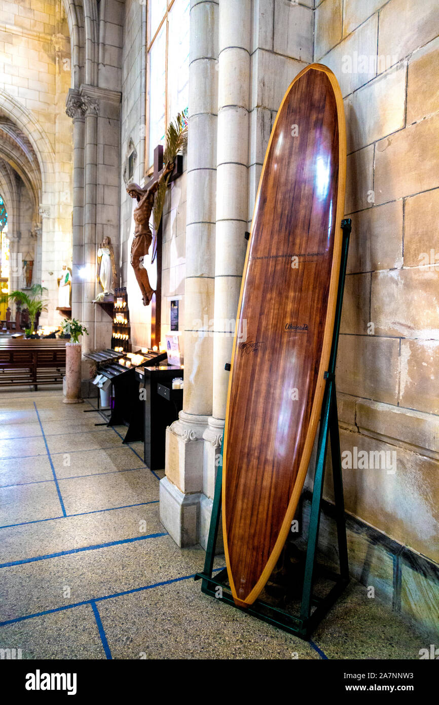 Ein hölzernes Surfbrett in der Kirche von Eglise Sainte-Eugenie (Kirche von St Eugenie), um das Surferkulturerbe der Stadt Biarritz, Frankreich, zu feiern Stockfoto
